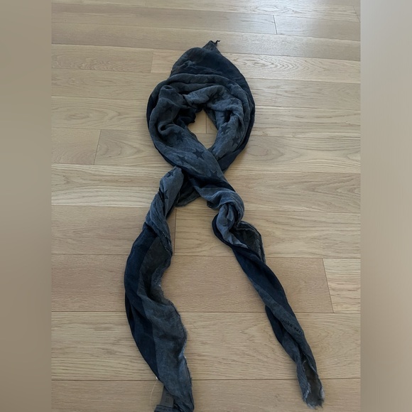 John Varvatos Stars and Stripes American Flag scarf. - Picture 8 of 9